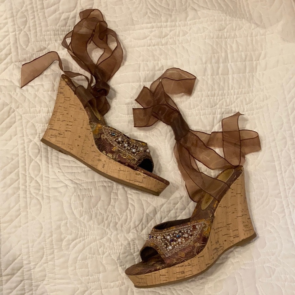 APOSTROPHE BEADED CORK WEDGES
